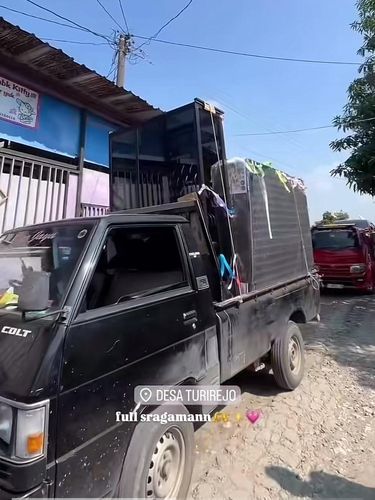 Acara lamaran di Demak, Jawa Tengah viral. Ada buket bunga uang tunai hingga mobil Inova. Postingan itu tersebut langsung viral di media sosial.
