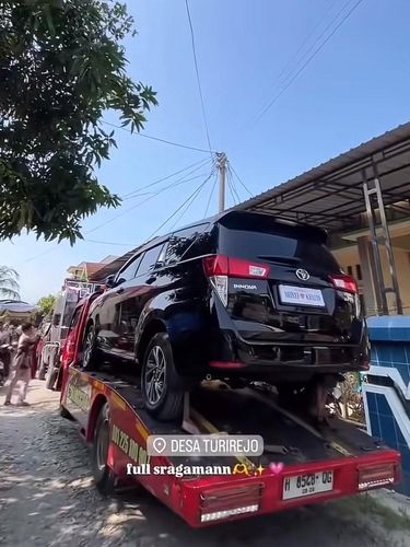 Acara lamaran di Demak, Jawa Tengah viral. Ada buket bunga uang tunai hingga mobil Inova. Postingan itu tersebut langsung viral di media sosial.