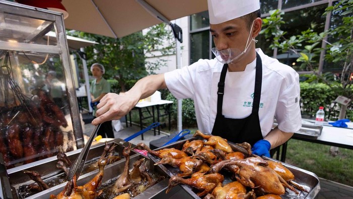 Lesunya Ekonomi Tiongkok, Hotel-Hotel Ramai-ramai Jualan Makanan Ringan Lesunya konsumsi masyarakat di Tiongkok mendorong sejumlah hotel berinovasi untuk bertahan, salah satunya dengan berjualan makanan ringan pada malam hari. REUTERS/Maxim Shemetov