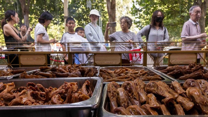 Lesunya Ekonomi Tiongkok, Hotel-Hotel Ramai-ramai Jualan Makanan Ringan Lesunya konsumsi masyarakat di Tiongkok mendorong sejumlah hotel berinovasi untuk bertahan, salah satunya dengan berjualan makanan ringan pada malam hari. REUTERS/Maxim Shemetov