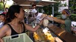 Lesunya Ekonomi China, Hotel-hotel Ramai Jualan Makanan Ringan