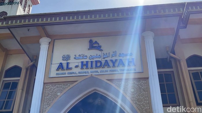 Masjid Al-Hidayah,Wates, Kulon Progo jadi langganan disatroni maling. Lokasinya yang berada di Jalan Nasional Jogja-Wates dinilai strategis dan banya didatangi jemaah, termasuk yang berniat jelek.

Foto diunggah Kamis (14/8/2025).