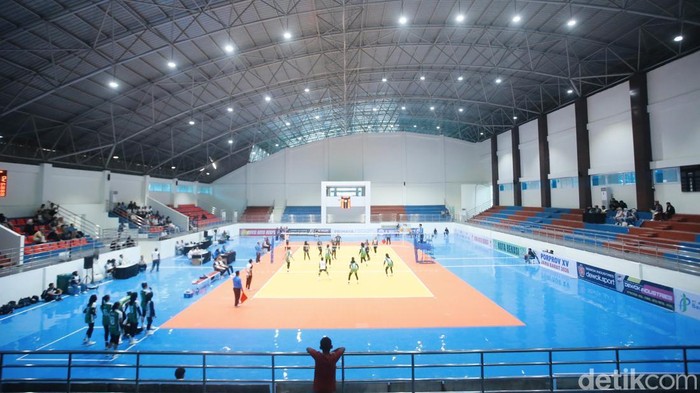 Atlet voli dari Sukabumi dan Ciamis saling berhadapan dalam laga Babak Kualifikasi Pekan Olahraga Provinsi (Porprov) Jawa Barat di Bekasi, Kamis, (14/8/2025).