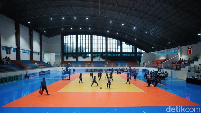 Melihat GOR Terpadu Baru di Bekasi Atlet voli dari Sukabumi dan Ciamis saling berhadapan dalam laga Babak Kualifikasi Pekan Olahraga Provinsi (Porprov) Jawa Barat di Bekasi, Kamis, (14/8/2025).