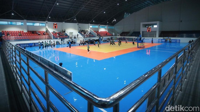 Melihat GOR Terpadu Baru di Bekasi Atlet voli dari Sukabumi dan Ciamis saling berhadapan dalam laga Babak Kualifikasi Pekan Olahraga Provinsi (Porprov) Jawa Barat di Bekasi, Kamis, (14/8/2025).