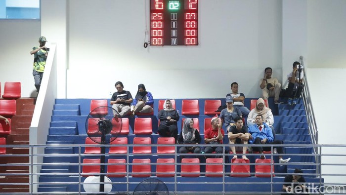 Melihat GOR Terpadu Baru di Bekasi Atlet voli dari Sukabumi dan Ciamis saling berhadapan dalam laga Babak Kualifikasi Pekan Olahraga Provinsi (Porprov) Jawa Barat di Bekasi, Kamis, (14/8/2025).