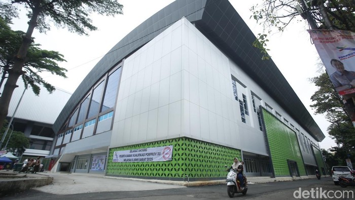 Melihat GOR Terpadu Baru di Bekasi Atlet voli dari Sukabumi dan Ciamis saling berhadapan dalam laga Babak Kualifikasi Pekan Olahraga Provinsi (Porprov) Jawa Barat di Bekasi, Kamis, (14/8/2025).