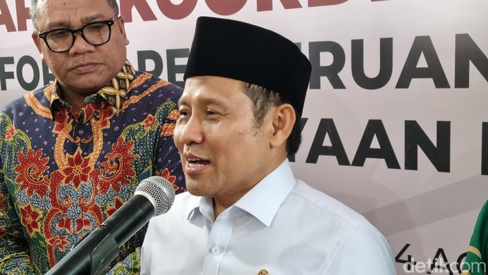 Menko Muhaimin Iskandar saat menghadiri acara di Unesa.