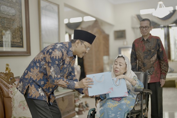 Mensos Antar Langsung Undangan HUT ke-80 RI ke Keluarga Gus Dur