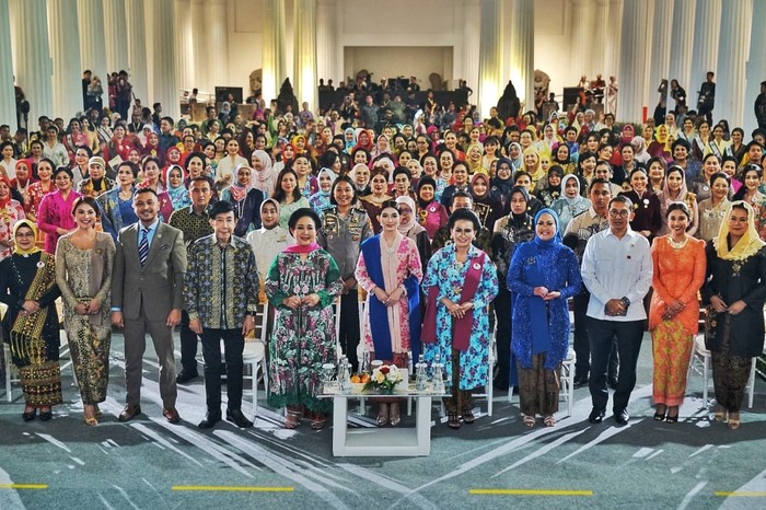 Menteri Kebudayaan Fadli Zon dalam acara “Kebaya Bercerita: Kebaya sebagai Warisan Budaya Indonesia” di Museum Nasional Indonesia sebagai peringatan Hari Kebaya Nasional yang jatuh pada 24 Juli 2025 lalu. Acara ini digelar bersama Kongres Wanita Indonesia (KOWANI) dan Dharma Wanita Persatuan.