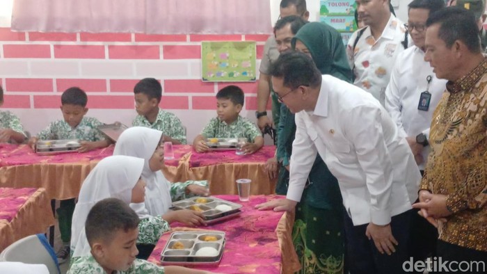 Menteri Perdagangan Budi Santos dan Gubernur Kepri Ansar Ahmad saat meninjau program MBG di SD Ibnu Sina, Batam. (Alamudin Hamapu/detikSumut)