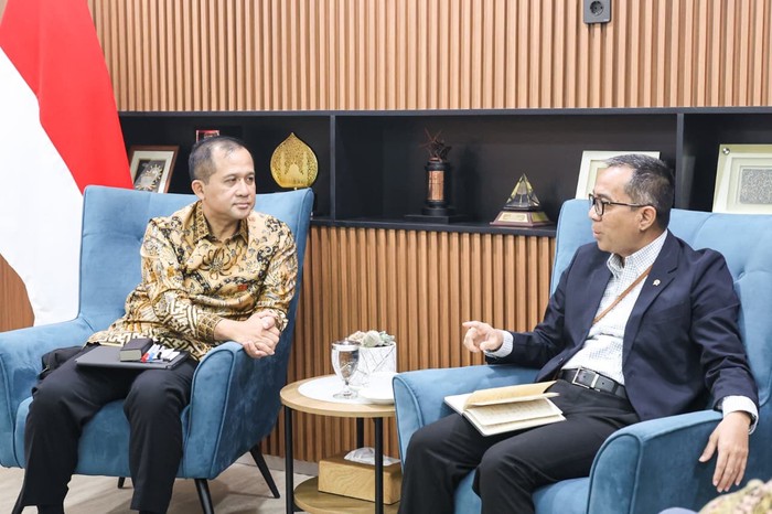 Menteri Transmigrasi M. Iftitah Sulaiman Suryanagara melakukan audiensi dengan Menteri Pendidikan Tinggi, Sains, dan Teknologi (Mendikti Saintek) Prof. Brian Yuliarto untuk membahas  rencana program Beasiswa Patriot dan penguatan pendidikan tinggi di kawasan transmigrasi.