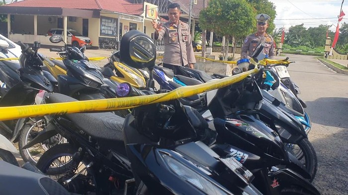 Polres Sambas menyita 32 sepeda motor yang hendak digunakan balap liar di Jalan Taman Lunggi, Kecamatan/Kabupaten Sambas, Kalbar. Pelaku balap liar usia pelajar turut digelandang ke mapolres untuk diberi pembinaan.