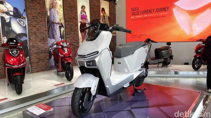Motor listrik Yadea di showroom Wuxi