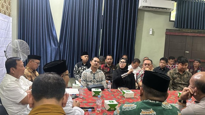 MUI, FKUB Bekasi menggelar pertemuan dengan Umi Cinta terkait kontroversi pengajian di Cimuning, Kamis (14/8/2025).