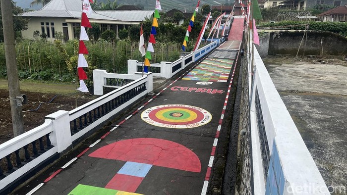 Warna warni di Dusun Mener, Segorogunung, Karanganyar jelang HUT ke-80 RI, Kamis (14/8/2025).