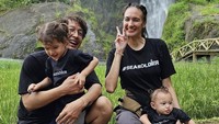 Nadine Chandrawinata tak masalah Dimas Anggara lebih muda 4 tahun. Mereka kini sudah dikaruniai 2 orang anak. (Foto: dok Instagram nadinelist)