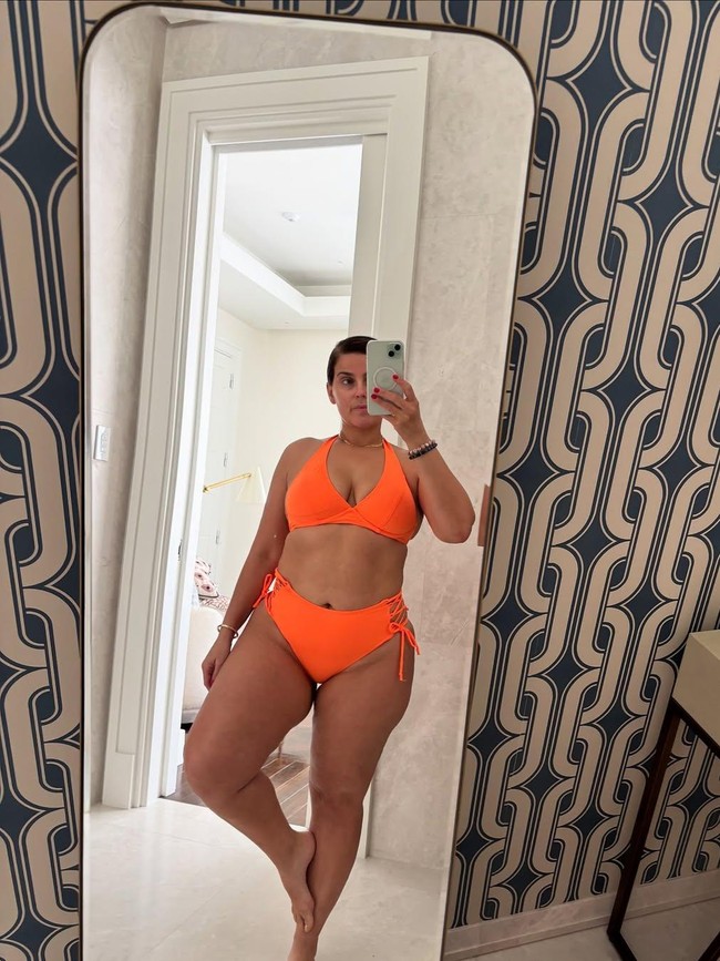 Awal 2025, pelantun I’m Like a Bird itu mengunggah foto dirinya berpose dalam balutan bikini di Instagram, menampilkan tubuhnya tanpa filter maupun editan.  “Pesan Tahun Baru saya: ekspresikan diri dengan bebas, rayakan keunikan, dan tidak apa-apa jika kita nyaman dengan apa yang kita lihat di cermin,” tulis Nelly yang juga mengaku tak pernah menjalani operasi plastik itu. (Foto: Instagram/@nellyfurtado)