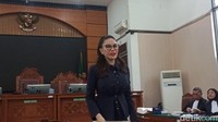 Nikita Mirzani Sapa Pendukung dan Salaman dengan Doktif Jelang Sidang