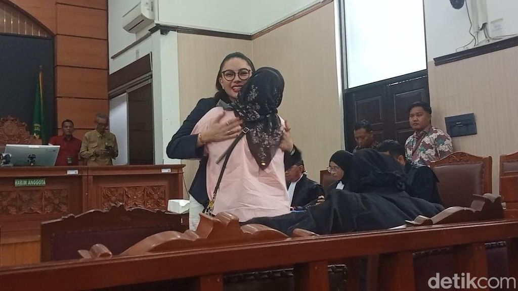 Pelukan Nikita Mirzani ke Pengasuh Anak, Titipkan Pesan Haru