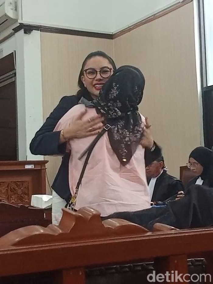 Nikita Mirzani peluk pengasuh anak di persidangan pada Kamis (14/8/2025).