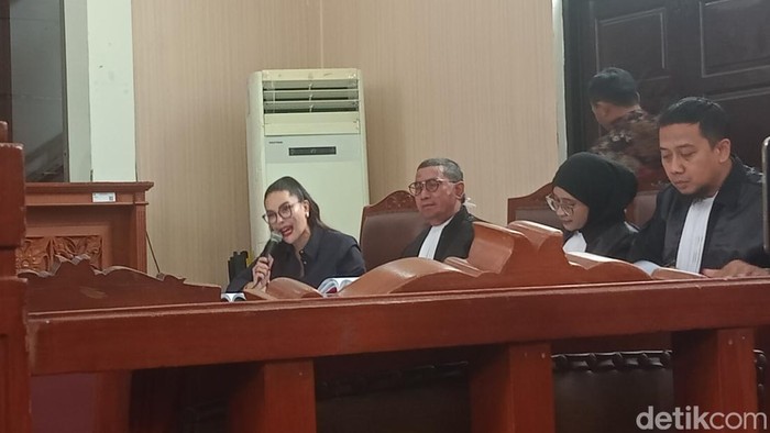 Nikita Mirzani peluk pengasuh anak di persidangan pada Kamis (14/8/2025).