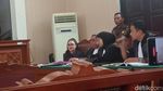 Pelukan Nikita Mirzani ke Pengasuh Anak, Titipkan Pesan Haru