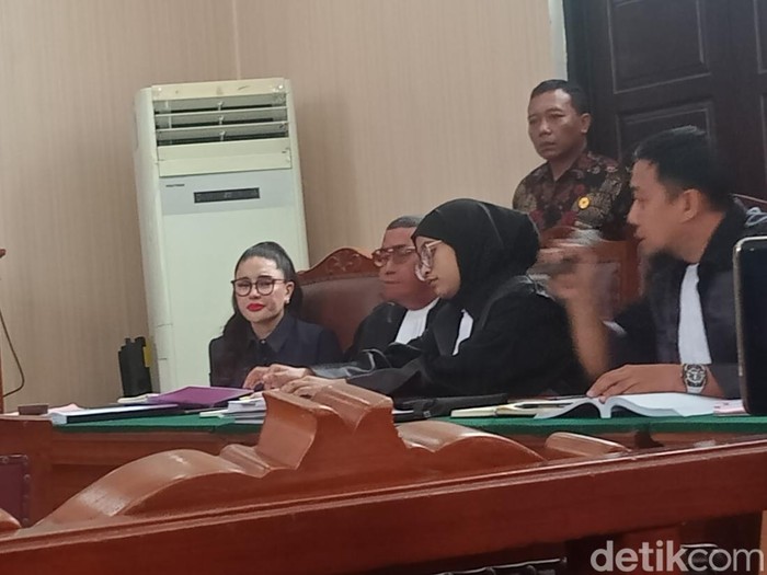 Nikita Mirzani Nikita Mirzani peluk pengasuh anak di persidangan pada Kamis (14/8/2025).