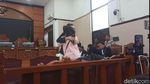 Pelukan Nikita Mirzani ke Pengasuh Anak, Titipkan Pesan Haru