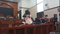 Nikita Mirzani memeluk pengasuh anaknya dan menitipkan pesan. Ati, titip Arkana dan Azka. Sehat-sehat terus ya, titip anak-anak ya Teh, kata Nikita Mirzani di ruang sidang Pengadilan Negeri Jakarta Selatan, Kamis (14/8/2025). Foto: Muhammad Ahsan Nurrijal/detikcom