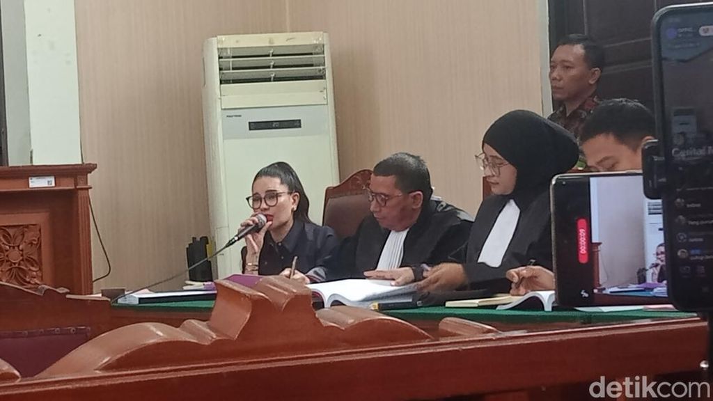 Video: Momen Nikita Mirzani Titip Anak-anak ke Pengasuh di Sidang
