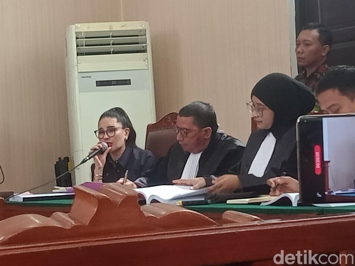 Nikita Mirzani peluk pengasuh anak di persidangan pada Kamis (14/8/2025).