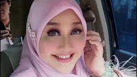 Gak sih, artinya apa pun pendapat mereka yang penting apa yang kita perbuat. Saya lebih fokus tentang yang saya perbuat, daripada mikirin orang bilang apa tentang kita, ujar Paramitha Rusady soal omongan pedas netizen saat ditemui di kawasan Mampang Prapatan, Jakarta Selatan, kemarin. (Foto: dok Instagram paramitha118real)
