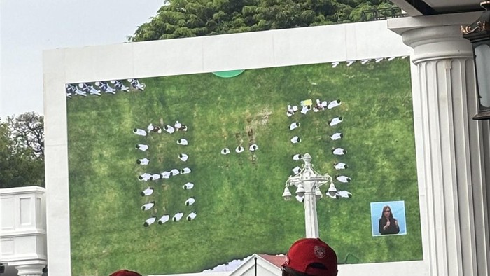 Paskibraka menunjukkan formasinya saat gladi bersih di Istana, Kamis (14/8/2025)