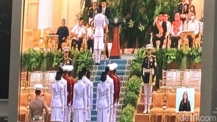 Pasukan Pengibar Bendera Pusaka (Paskibraka) melaksanakan gladi bersih atau latihan akhir penurunan bendera menjelang upacara peringatan HUT ke-80 RI. (Firda/detikcom).