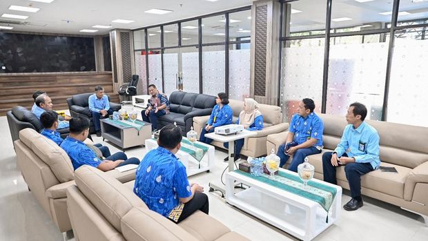 Plt Direktur Utama PDAM Makassar, Hamzah Ahmad berkunjung ke kantor BPKP Sulsel, Kamis (14/8) pagi.