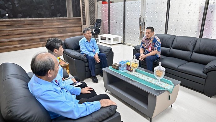 Plt Direktur Utama PDAM Makassar, Hamzah Ahmad berkunjung ke kantor BPKP Sulsel, Kamis (14/8) pagi.