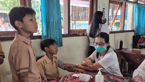 Pelaksanaan program CKG di SDN 3 Blahbatuh, Gianyar, Bali, Kamis (14/8/2025). (Leona Wirawan/detikBali)