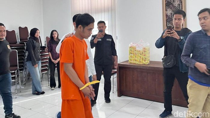 Nur Rahmad tersangka pembunuh kekasih gelap di losmen Jogja saat digiring petugas.