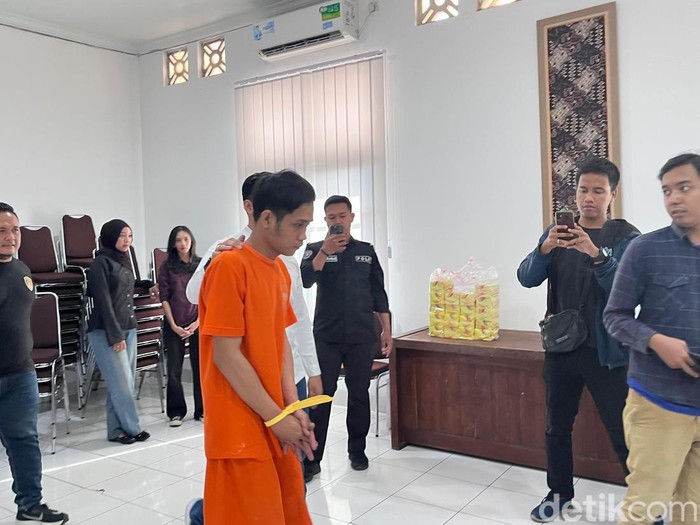 Nur Rahmad tersangka pembunuh kekasih gelap di losmen Jogja saat digiring petugas.