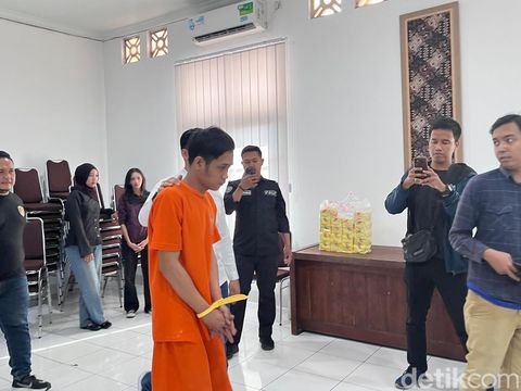 Nur Rahmad tersangka pembunuh kekasih gelap di losmen Jogja saat digiring petugas.