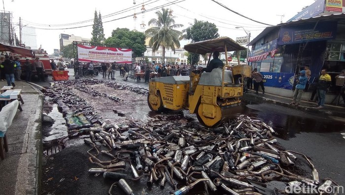 Pemusnahan barang bukti minuman keras di Taman Kota Tasikmalaya.