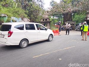 Warga Jember Demo Tolak Penutupan Total Jalur Gumitir