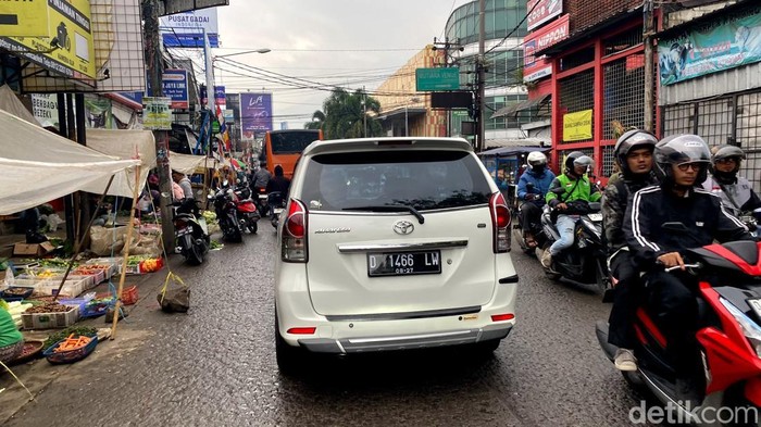 Penampakan kemacetan di Jalan Dangdeur Rancaekek, Kamis (14/8/2025).
