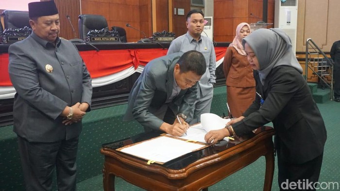 Penandatanganan revisi Perda Pajak di DPRD Jombang