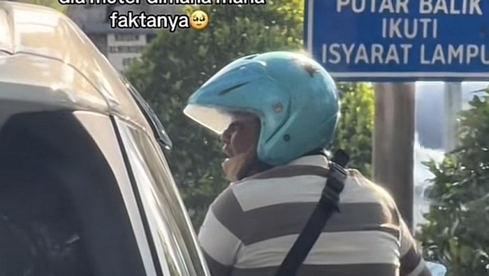 Pengendara motor di Surabaya mengetuk kaca mobil dan minta uang