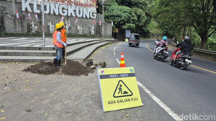 Penggalian PJU yang berlangsung mulai hari ini, Kamis (14/8/2025) di sepanjang Jalan Raya Banjarangkan, Klungkung. (Ni Komang Ayu Leona Wirawan)