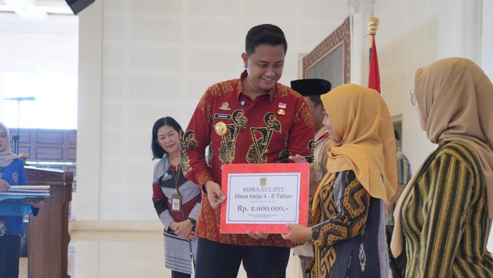 Penyerahan tunjangan guru dan pegawai tidak tetap di Klaten, Kamis (14/8/2025).