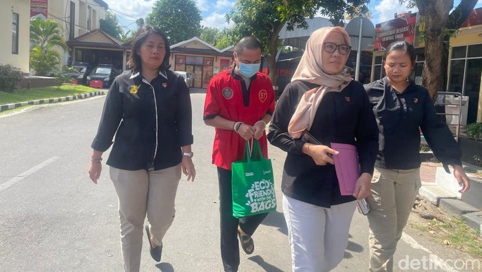 Penyidik Subdit IV Ditreskrimum Polda NTB menggiring Lalu Rudi, pecatan dosen yang terjerat kasus pelecehan seksual sesama jenis, Kamis (14/8/2025). (Foto: Abdurrasyid Efendi/detikBali)