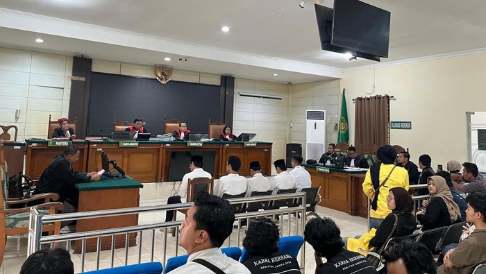 Terdakwa kasus kerusuhan May Day Semarang disidangkan di Pengadilan Negeri Semarang, Kecamatan Semarang Barat, Kota Semarang, Kamis (14/8/2025).